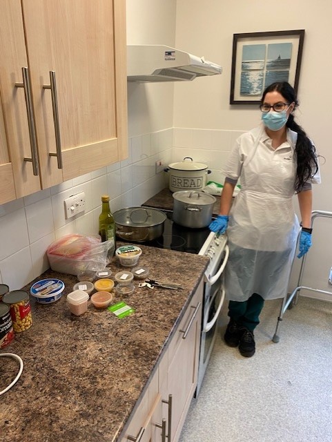 Ward31MRI's tweet photo. OT 'Lunch Prep' group on the stroke unit, led by our lovely OT student Jess. Our patients wanted to make a curry so our therapy team worked with them in order to achieve their goal! well done team! #MDTapproach #OTgroup #strokerehab #AHPs
*photos taken and shared with consent* https://t.co/e1xj22xS4T