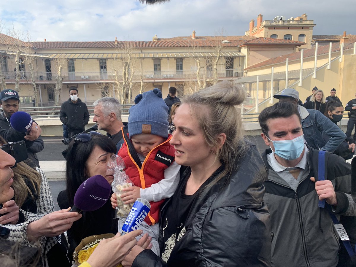 GascoJulie's tweet photo. 9 réfugiés venus d’#Ukraine viennent d’arriver à la gare routière de #Marseille après plus de 3 jours de voyage en car. “Mon cœur reste en Ukraine car ma famille est toujours là bas” explique Yullia venue avec son fils #UkraineRussiaWar https://t.co/m4ANLmLnwR