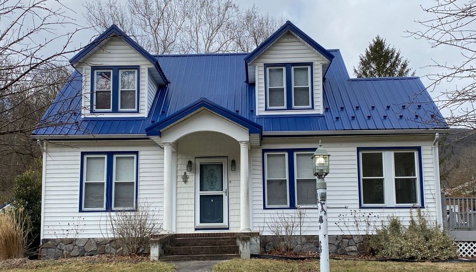 All_WeatherRoof's tweet photo. 🏡Throwback Thursday! 
-
🏡 We installed this blue metal roof over 10 years ago. It looks as good as it did when we installed it. 
-
We offer long-life metal roofs that provide the best protection from the elements. FREE long-life metal roof estimate today. ☎️ (814) 312-4112. https://t.co/mmUPILZGHp