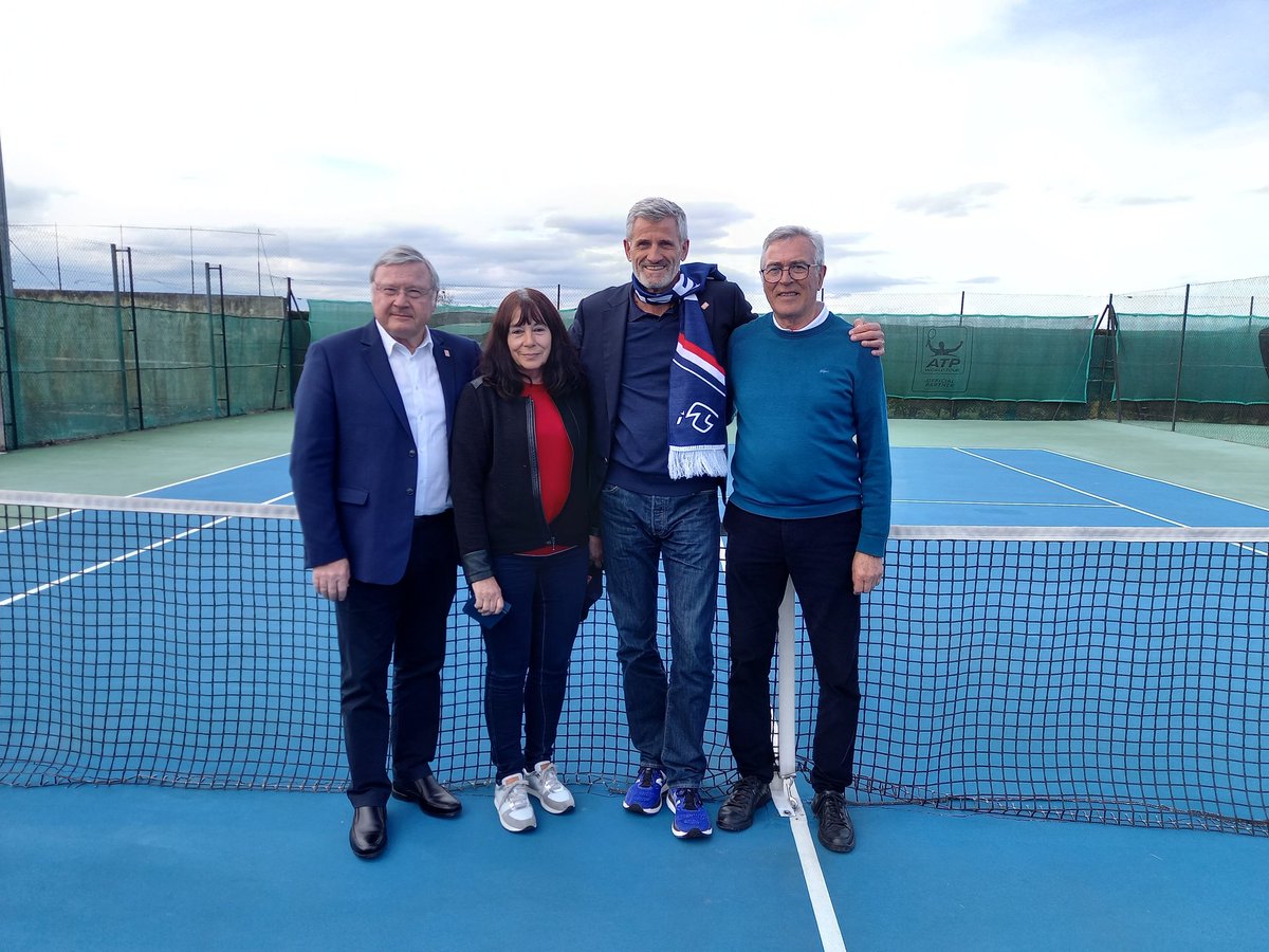 GillesMoretton's tweet photo. Il n'y a pas de petit ou de gros club. Auj, à 20' de Pau, nous avons visité le club de #tennis de Boeil Bezing, 84 licenciés, 2 courts extérieurs, où @jimchardy a tapé ses 1ères balles grâce à sa maman, auj psdte du club. Je salue cet engagement sans faille au service du tennis. https://t.co/yNGGxXT1hu