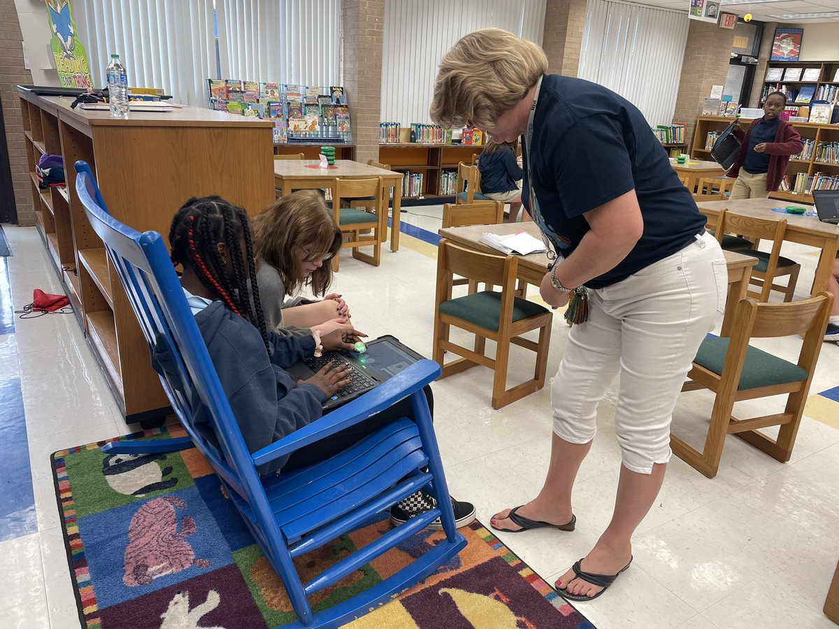 MichelleA_SPARK's tweet image. #SDIRCHomestretchHero Media Specialist @DianeParentela at @OsceolaMagnet is creating AMAZING opportunities with ALL her students in CS coding and robots. Check out these 5th graders programming their @Ozobot robots. @IT_SDIRC #SPARK_IT #FCITLLeads