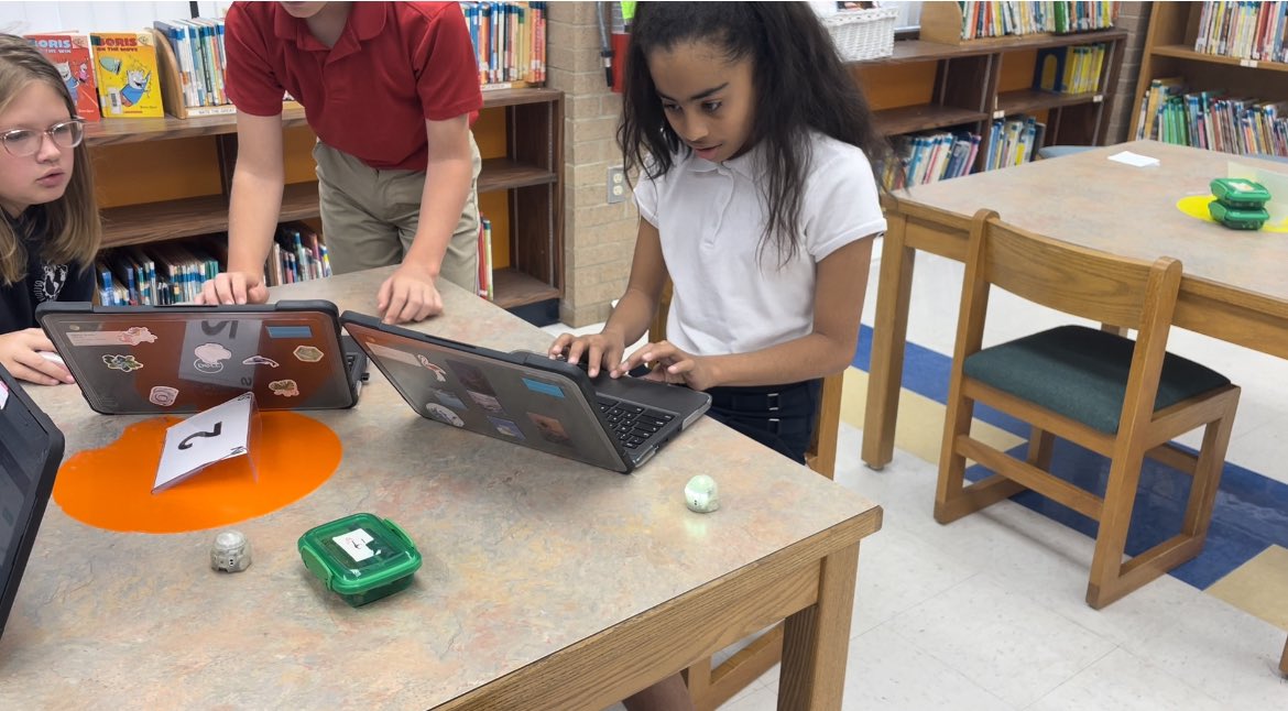 MichelleA_SPARK's tweet image. #SDIRCHomestretchHero Media Specialist @DianeParentela at @OsceolaMagnet is creating AMAZING opportunities with ALL her students in CS coding and robots. Check out these 5th graders programming their @Ozobot robots. @IT_SDIRC #SPARK_IT #FCITLLeads