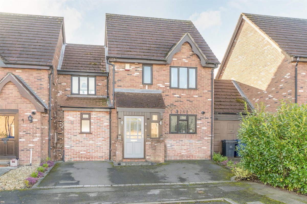 thomasjamesea's tweet photo. **NEW**
* Detached Family Home
* Spacious &amp; Immaculate Accommodation
* 3 Bedrooms
* 2 Receptions
* Modern Fitted Kitchen
* Double Glazing &amp; GCH 
* Privately Enclosed South Facing Rear Garden
* Large Tarmac Driveway
☎️Contact Thomas James on 0115 - 9844660
https://t.co/yEBRDdlrHg https://t.co/t0JIlvuSf0