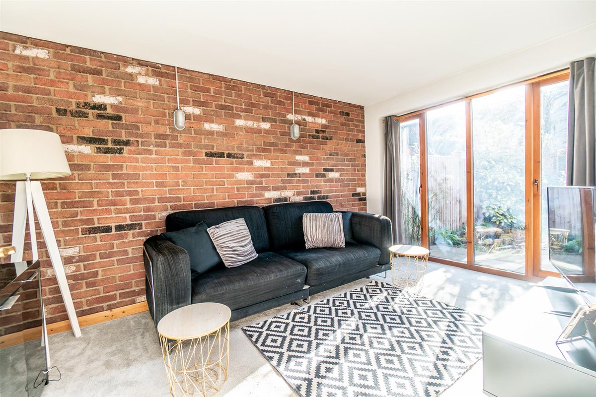thomasjamesea's tweet photo. **NEW**
* Detached Family Home
* Spacious &amp; Immaculate Accommodation
* 3 Bedrooms
* 2 Receptions
* Modern Fitted Kitchen
* Double Glazing &amp; GCH 
* Privately Enclosed South Facing Rear Garden
* Large Tarmac Driveway
☎️Contact Thomas James on 0115 - 9844660
https://t.co/yEBRDdlrHg https://t.co/t0JIlvuSf0