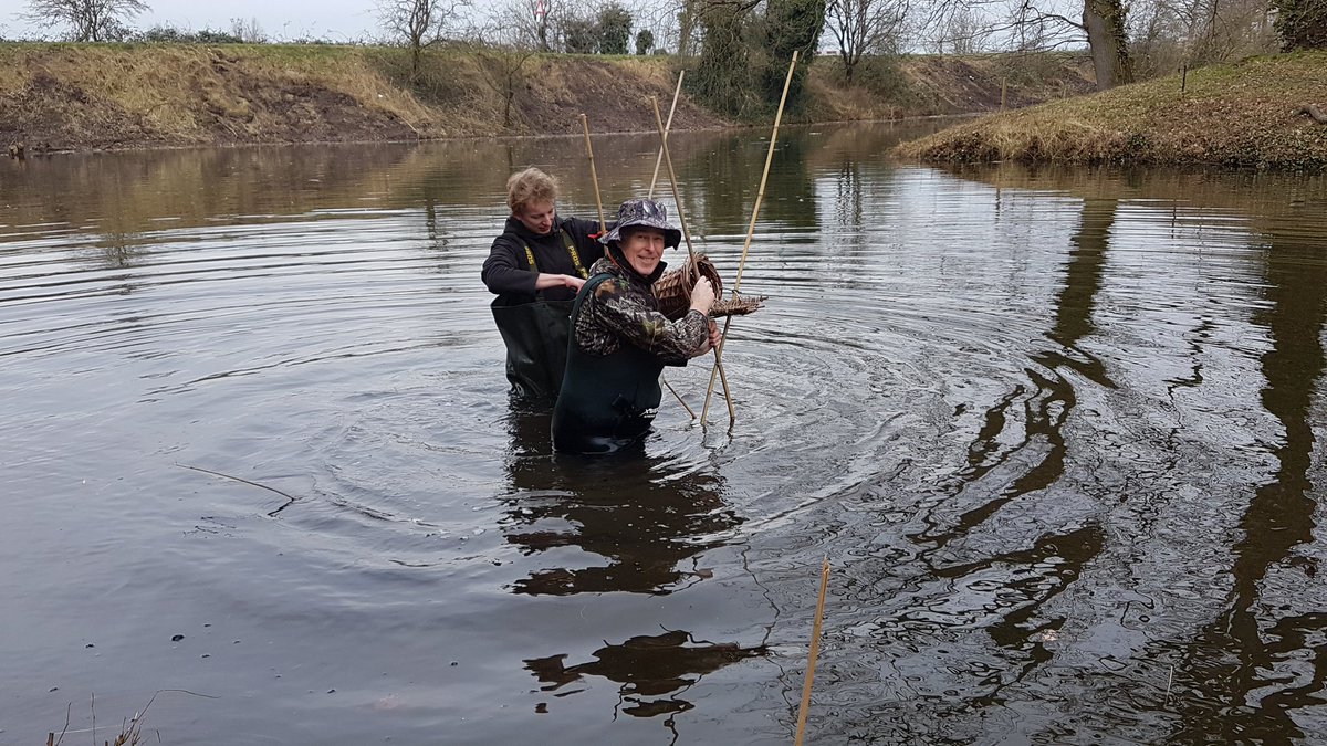 Ook dit jaar heeft <a href="/KonNedJagersver/">Koninklijke Nederlandse Jagersvereniging</a> rondom kasteel Amerongen weer een tiental eendenbroedkorven geplaatst. Onze stagiaire Quinten Geers maakte kennis met inspanningen van jagers om broedresultaten van eenden te verhogen. In het kader van onderzoek zijn ook wildcamera’s geplaatst.