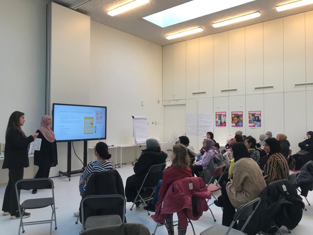 Hoe help ik mijn kind bij het leren lezen? En waar haal ik geschikte boeken vandaan? Tijdens onze maandelijkse inspiratieochtend voor ouders bespraken we gisterochtend het thema 'lezen'. De opkomst was groot en het gesprek waardevol! #amsterdamsefamilieschool