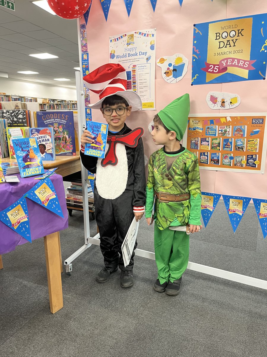 hackneylibs's tweet image. We&apos;ve had some very special visitors at #HackneyCentralLibrary today! The #catinthehat (alias Isa, 6) and #PeterPan (alias Adam, 4) came to pick up their free @WorldBookDayUK books 📕📗