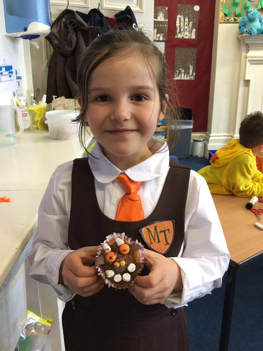 CarrdusYear1's tweet photo. Finishing our Gruffalo cupcakes! Yummy! #carrdusschool https://t.co/v3rgCBo55O