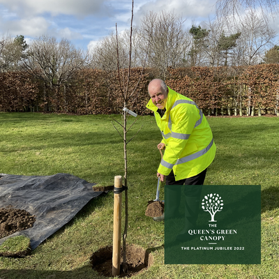 We've planted a new Harry Masters apple tree for @QGCanopy celebrating the #PlatinumJubilee👑 @SomersetRLM kindly helped us find a heritage tree from South #Somerset and we sourced from a local cider tree farm 🍎 The tree will assist in our @BellamyParks pledge 🌳