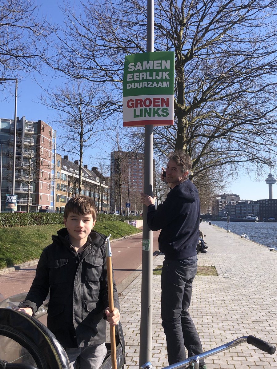 akockelkoren's tweet photo. In gesprek met bewoners in Middelland over betaalbaar wonen en meer groen in de stad. En nog even wat โฆโฆ@groenlinksrdamโฉ borden opgehangen. Ook ik ben verkiesbaar 14,15 en 16 maart voor GroenLinks #plek2 #GR2022 #kieskockelkoren https://t.co/sdSi0IjGgI