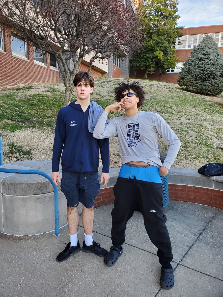 MikeAdamsBurner's tweet photo. Saw these 2 Hooligans on my way out of practice yesterday waiting for their rides. If I told you I didn't love them I'd be lying to you! And yes, I did not give them a ride. #lol #getyourmoneyup #brokeboys https://t.co/QDe0wTakQP
