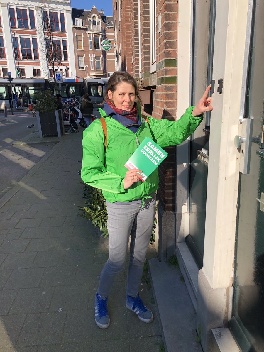 akockelkoren's tweet photo. In gesprek met bewoners in Middelland over betaalbaar wonen en meer groen in de stad. En nog even wat โฆโฆ@groenlinksrdamโฉ borden opgehangen. Ook ik ben verkiesbaar 14,15 en 16 maart voor GroenLinks #plek2 #GR2022 #kieskockelkoren https://t.co/sdSi0IjGgI