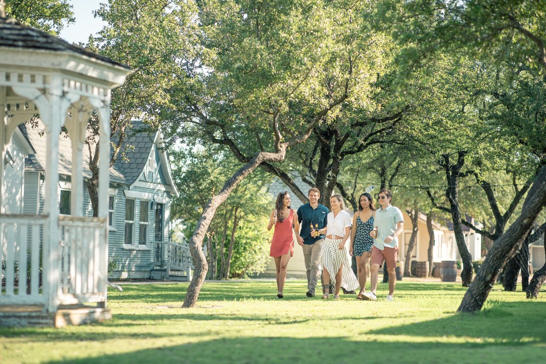 Spring is in the air☀️🌸 A hill country getaway is just what you need to celebrate the season. Grab your pals, loved ones, or just yourself and escape to Bee Cave for some much needed R&amp;R☺️ 
Plan your trip at the link in our bio! 
#springbreak #springgetaway #springvaca