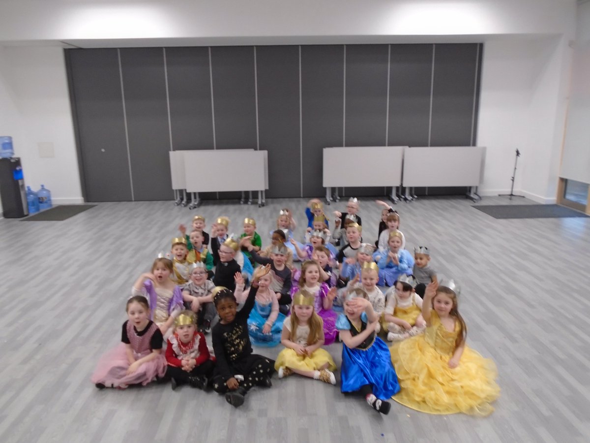MayfieldOldham's tweet photo. Today, the day had finally arrived where Reception got to perform the Princess and the Pea! We listened to the narrator tell the story and the orchestra play the music. Reception have worked so hard when learning the songs and sang them beautifully. #GMMHPrincess https://t.co/paG4IrKEkI