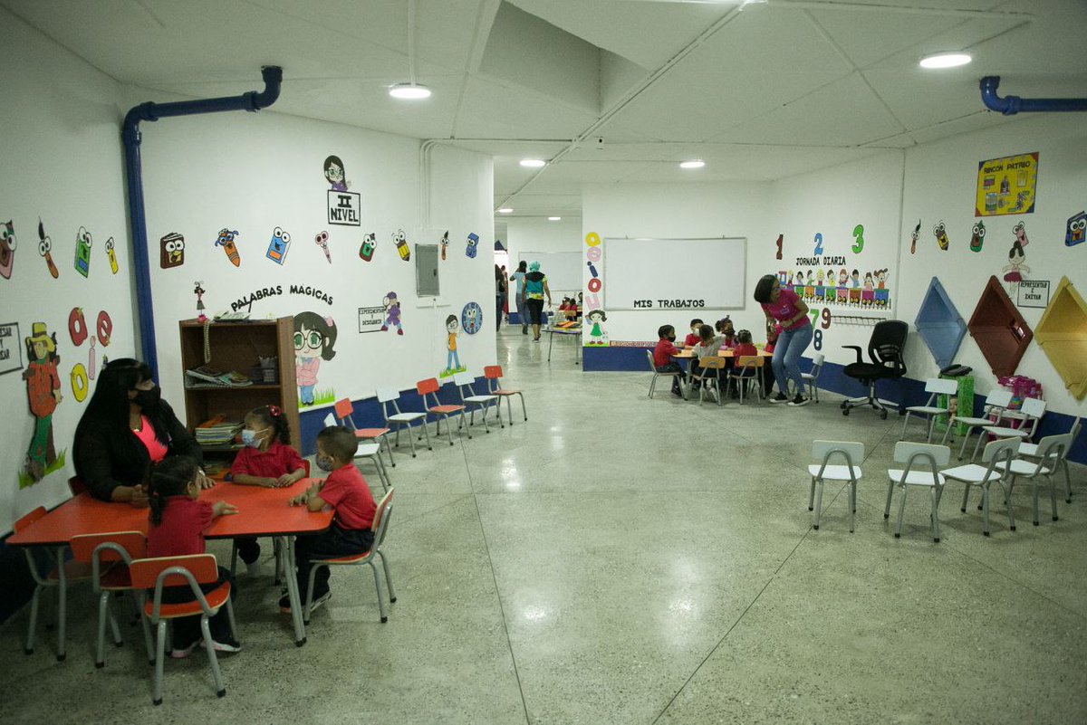 gestionperfecta's tweet photo. En este 2022 llevamos 17 escuelas rehabilitadas en la capital, que se suman a las 30 que recuperamos el año pasado mediante el Plan Caracas Patriota, Bella y Segura, y seguimos trabajando, redoblando los esfuerzos, junto al Poder Popular organizado

#VenezuelaApuestaALaPaz https://t.co/lG4ZVxE7Av
