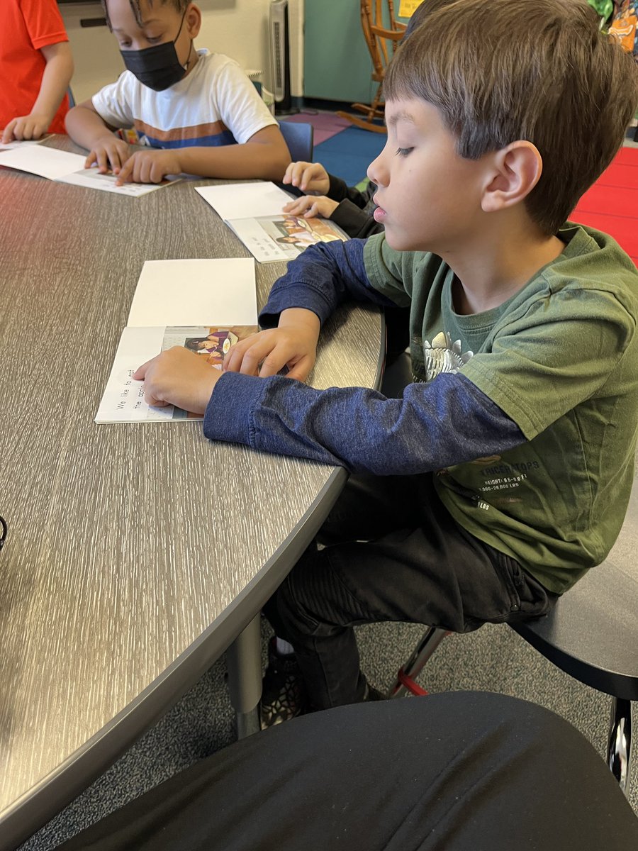 Hahne_Elyse's tweet image. Reading groups to @GESHelms #gesshineon #gcisdhumanities