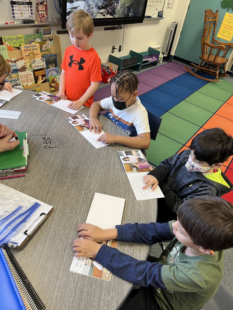 Hahne_Elyse's tweet image. Reading groups to @GESHelms #gesshineon #gcisdhumanities