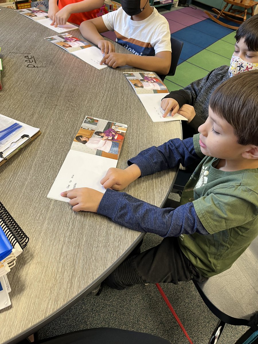 Hahne_Elyse's tweet image. Reading groups to @GESHelms #gesshineon #gcisdhumanities