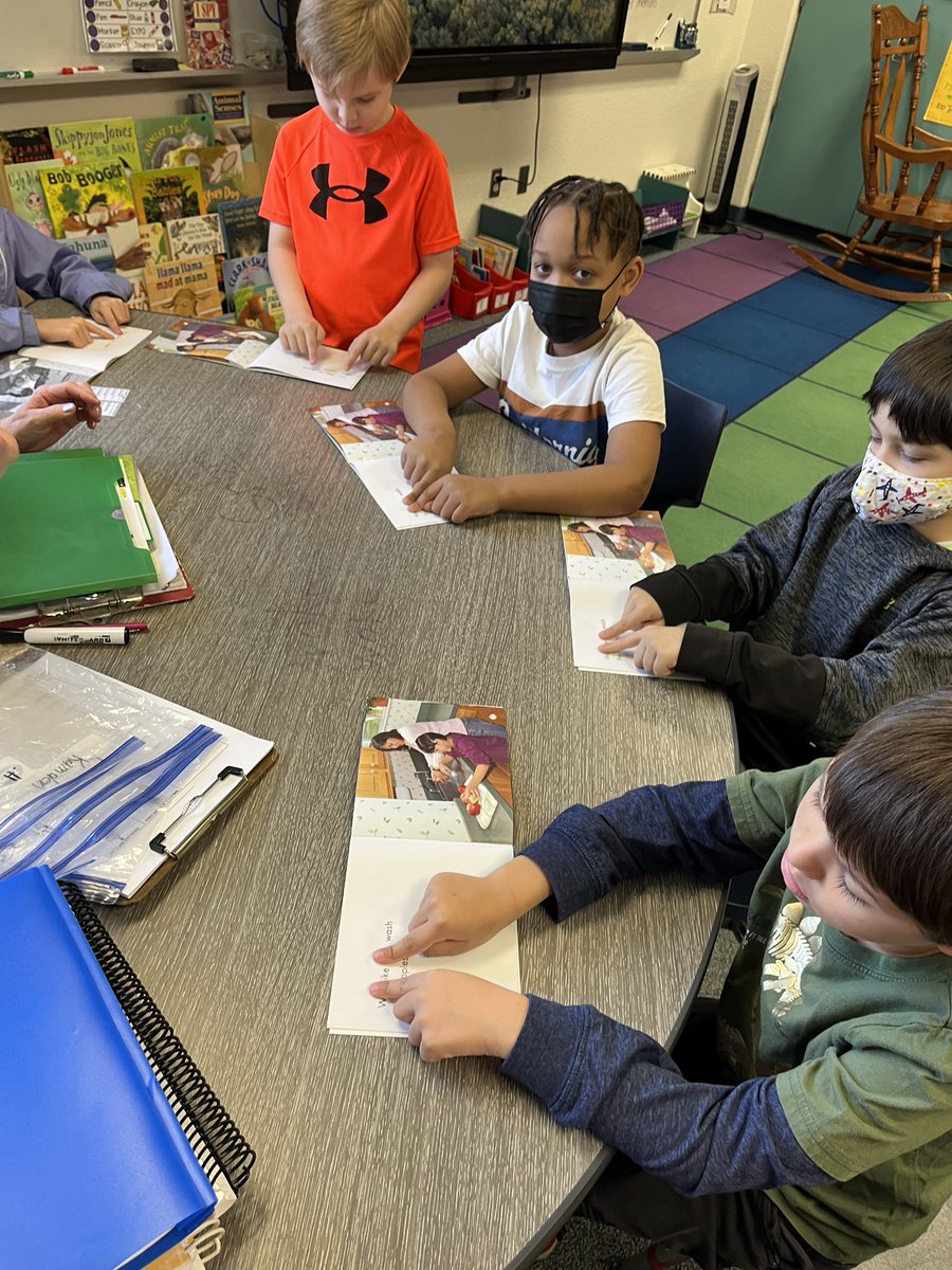 Hahne_Elyse's tweet image. Reading groups to @GESHelms #gesshineon #gcisdhumanities