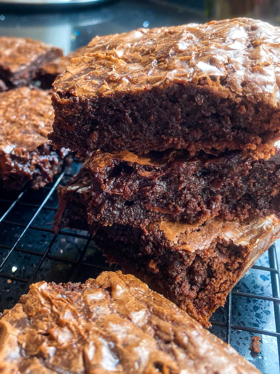 HomeyDelights's tweet photo. Have you tried our Homemade Fudgey Brownies?!😃

These brownies are crunchy on the outside and fudgey and chewy on the inside. Plus you can taste all that chocolatey goodness!

It’s the gift that keeps on giving!✨💖💕

What are you waiting for? Order a pack of 6 for GHC70 https://t.co/tNiJazNkso
