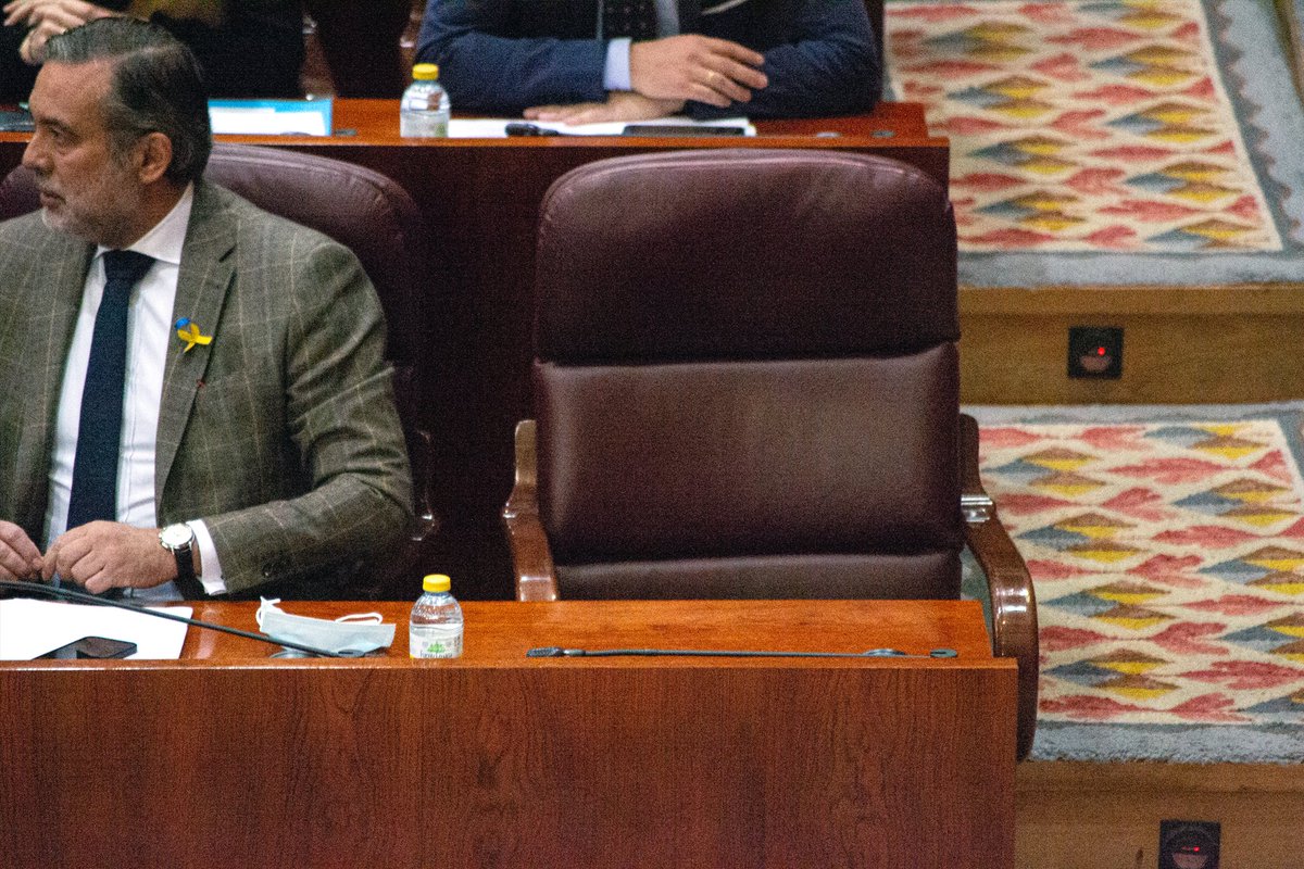 P_GomezPerpinya's tweet photo. Este es el asiento de Isabel Díaz Ayuso cuando los diputados de Más Madrid pedimos explicaciones por la comisión de 280.000€ a su hermano. Valiente para las mordidas, valiente para mentir, cobarde para cumplir con el control parlamentario. https://t.co/i4ksVbWBLi