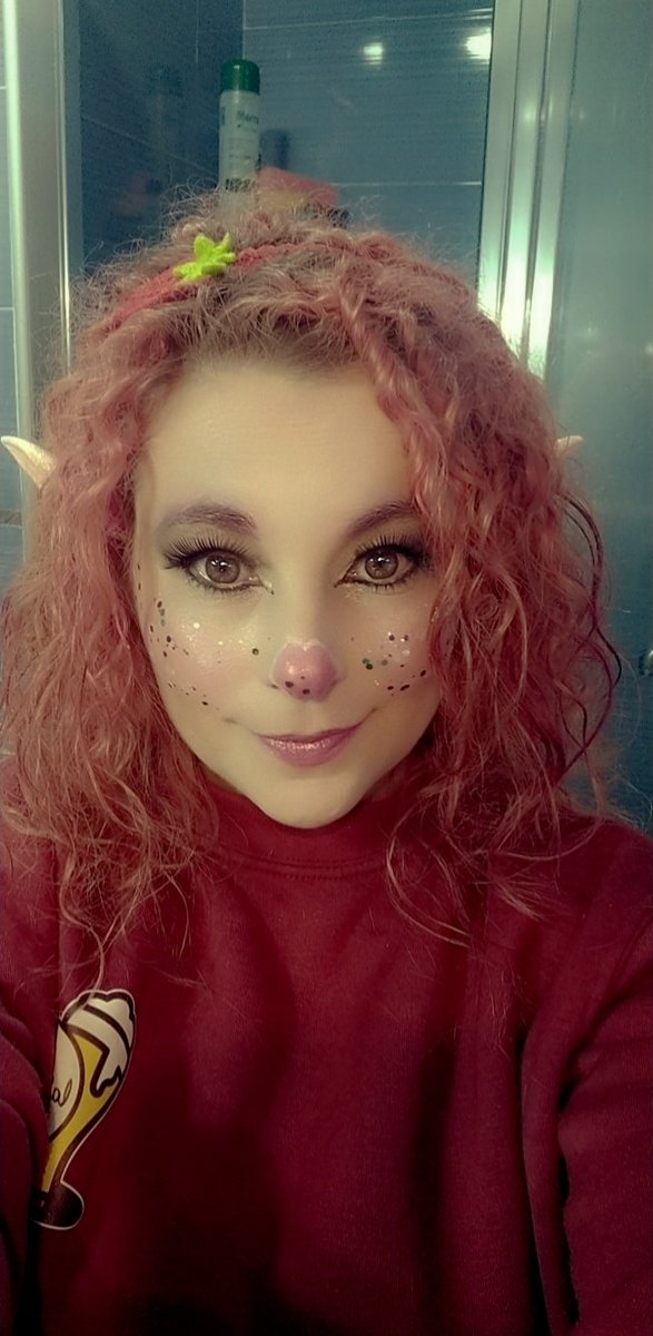 BeatrixC13's tweet photo. Este año en carnaval me ha tocado currar y no podía hacer gran cosa en cuanto disfraz, pero al menos me maquillé un poquito por que el espíritu carnavalero no hay quien me lo quite https://t.co/N9UKX1HHpl
