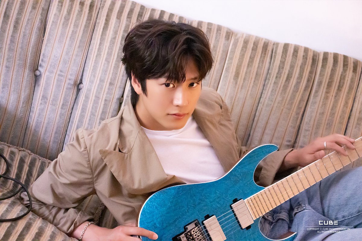 Mewie_shiny's tweet photo. อินอูลุคนี้คือ hot เวอร์🔥 ความกล้ามแขน💪 ความกีตาร์🎸 ความริมฝีปาก👄 ความvisual ความสายตา👁️ มันดีย์ไปหมดเลยว่ะ #NaInWoo looks so Damn HOT🔥🔥 in the term of COOL looking guy .#나인우 #นาอินอู #NewbinAR #NA_INWOO https://t.co/nwdZ03NbZN