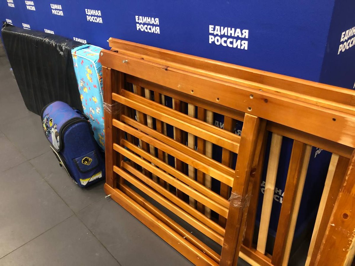 Помогли жительнице города Ульяновска, проживающей по адресу ул. Камышинская, д. 8, доставить детскую кроватку, матрас и рюкзачок на склад гуманитарной помощи, который располагается на базе "Единой России" (ул. Ленина, д. 116А)

#ЕР #ЕР73 #ЕРпомогает #МГЕР #МГЕР73 #СвоихНеБросаем