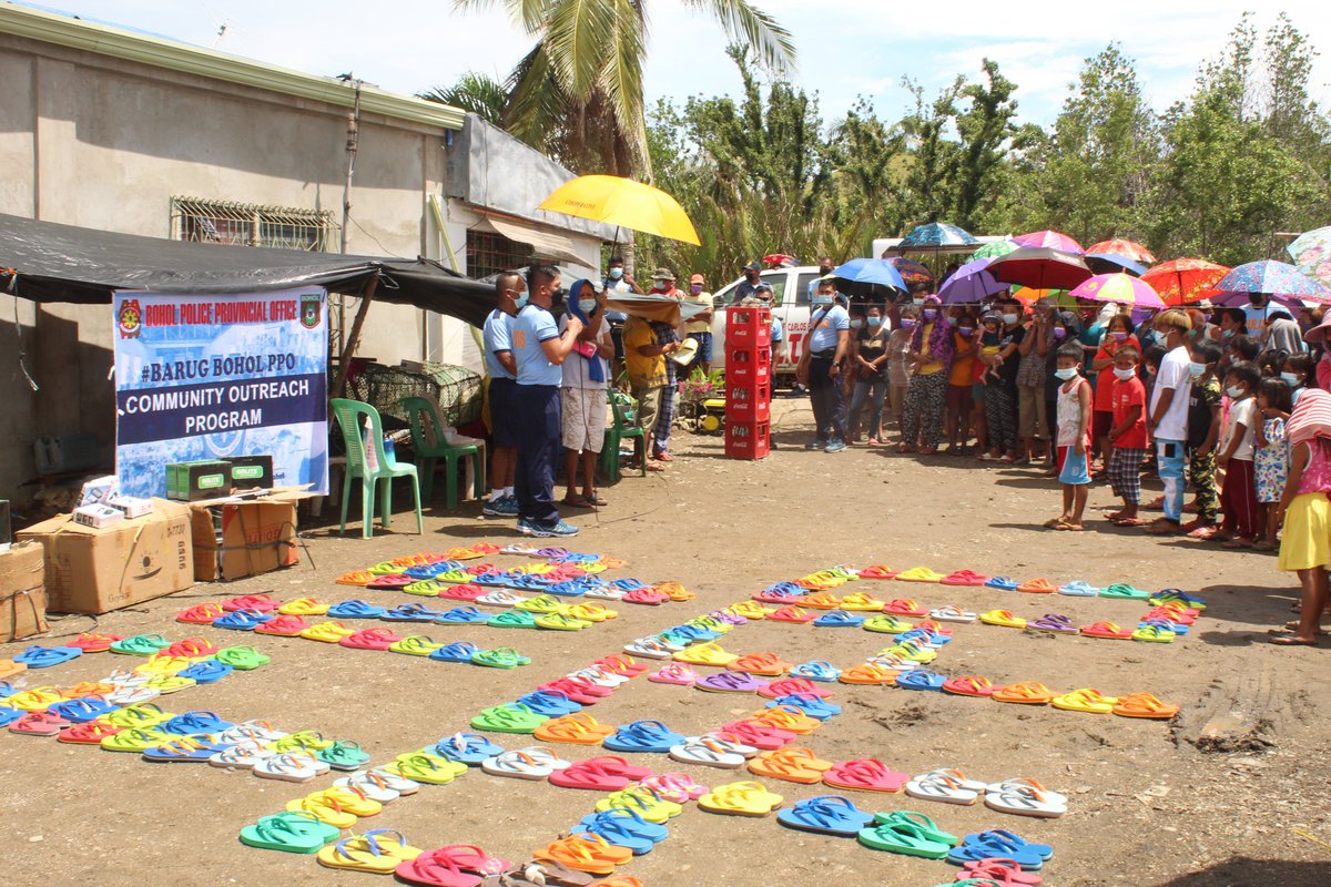 bppo_pro7's tweet photo. @RDPRO7 @rpcrd7pnp @bppo_pro7 BOHOL PPO conducted # BARUG BOHOL COMMUNITY OUTREACH PROGRAM @ Purok 7,Brgy.Poblacion,Carlos P. Garcia,Bohol. https://t.co/BHkPBTLesN
