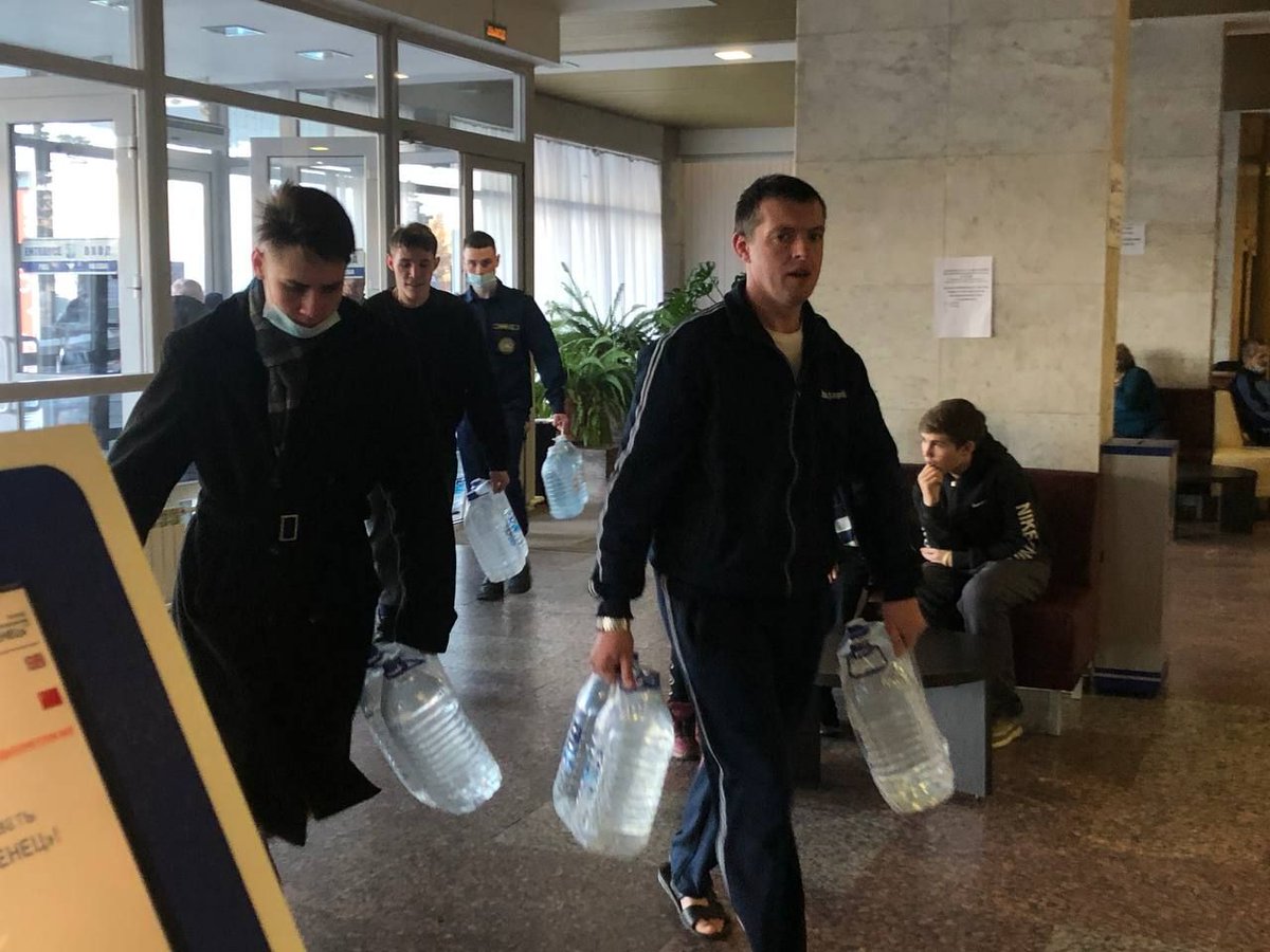 Молодогвардейцы передали в гостиницу «Венец» 250 литров бутилированной питьевой воды для беженцев из Донбасса

#ЕдинаяРоссия #ЕР #ЕР73 #ЕРпомогает #МГЕР #МГЕР73 #МолодаяГвардия #СвоихНеБросаем #Молодежь #Молодежь73 #УльяновскаяОбласть #Ульяновск #73Регион