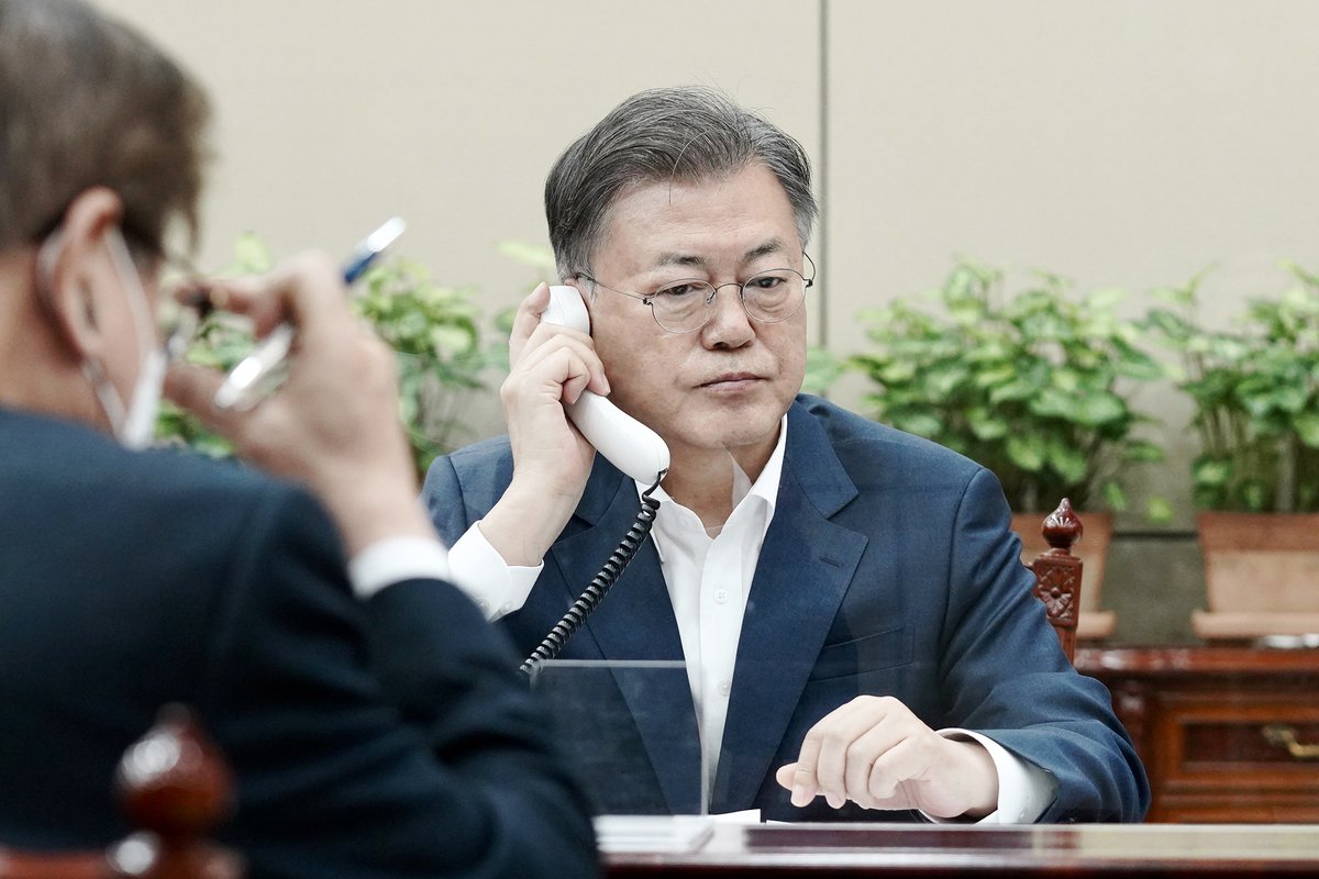 문재인 대통령은 우크라이나 젤렌스키 대통령과 오늘 오후 30분 동안 통화를 했습니다.
문 대통령은 “러시아의 무력 침공으로 희생당한 분들과 유가족에게 심심한 조의를 표하며 침략에 결연히 맞서 싸우는 대통령님과 우크라이나 국민들의 용기와 희생에 경의를 표한다”고 위로의 뜻을 전했습니다.