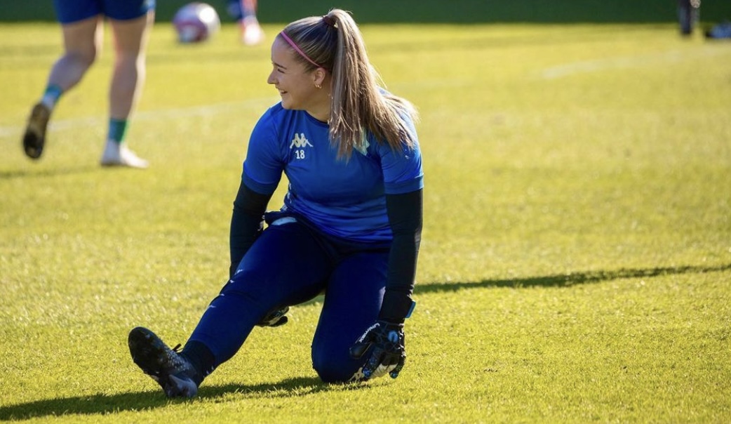 Great picture from <a href="/annapeds_/">Anna</a> wearing our Kaylo Noir gloves! 😍 #ultimaxsports #kaylonoir #goalkeepergloves #goalkeeperproducts