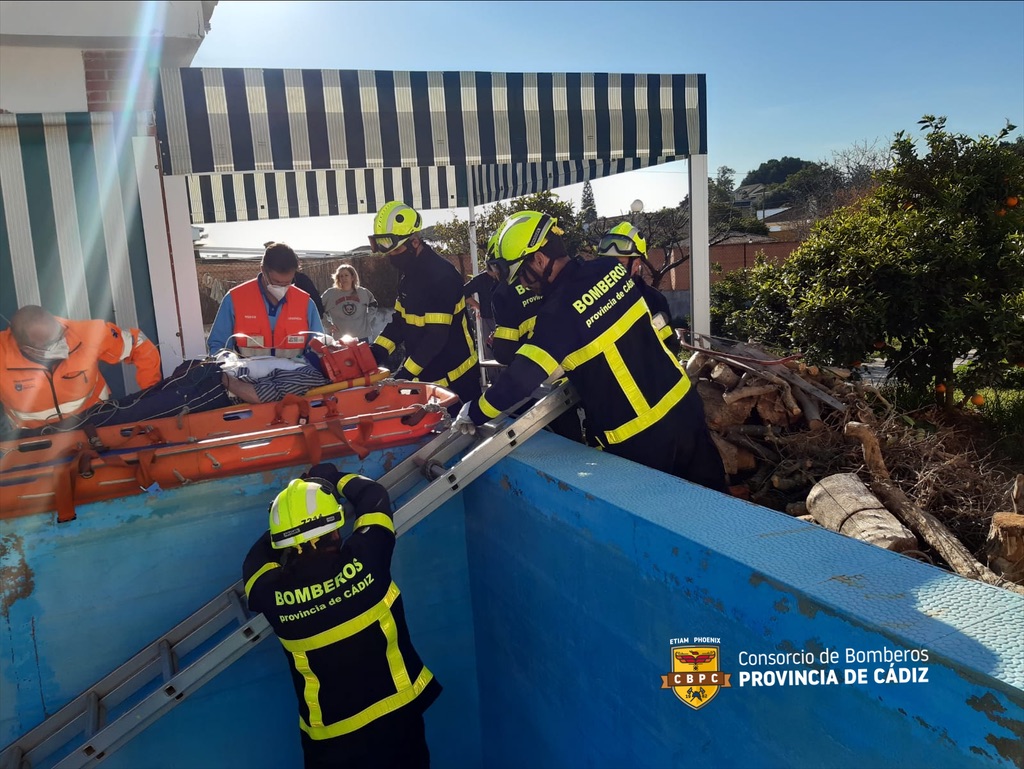 BomberosCbpc's tweet photo. ▶️ Trasladado al hospital. Una dotación de #Bomberos del #CBPC con cuatro vehículos: dos autobombas, uno de rescate y uno de mando y apoyo logístico. Colaboran servicios sanitarios #CCDU y @092ElPuerto. https://t.co/PkMjQrtDxp