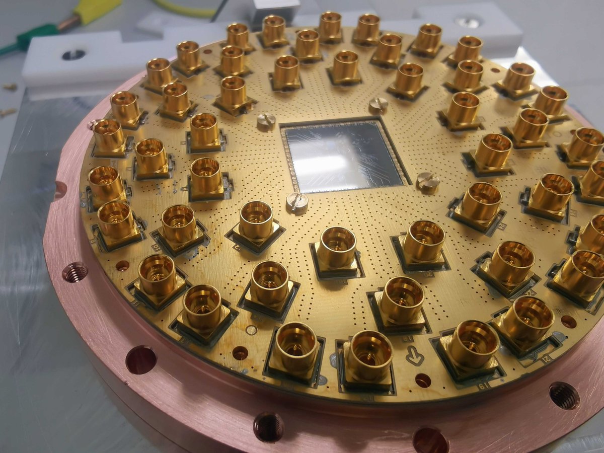 AndreasAtETH's tweet image. First superconducting #quantum bits measured (on a 17-qubit device) at the @ETH_en - @psich_en #QuantumComputing Hub only 8 months after moving in. 
A big thank you goes to the great team making it possible.
Read more here:
psi.ch/en/scd/scienti…
More qubits to come!