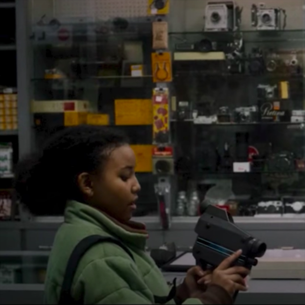 museumsound's tweet photo. Jessica "Jess" Lewis (Ariana Neal) retrieves her trusty #PXL2000 video camera β which records onto traditional audio #cassettes β in the Netflix series #Archive81.
#portablesound #soundbeyondmusic #fisherprice #90stechnology #analog https://t.co/PG73AQK3xv