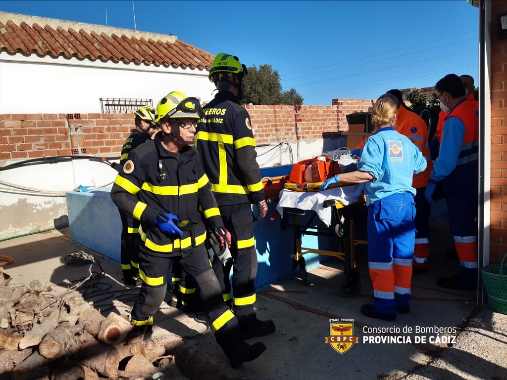 BomberosCbpc's tweet photo. ▶️ Trasladado al hospital. Una dotación de #Bomberos del #CBPC con cuatro vehículos: dos autobombas, uno de rescate y uno de mando y apoyo logístico. Colaboran servicios sanitarios #CCDU y @092ElPuerto. https://t.co/PkMjQrtDxp