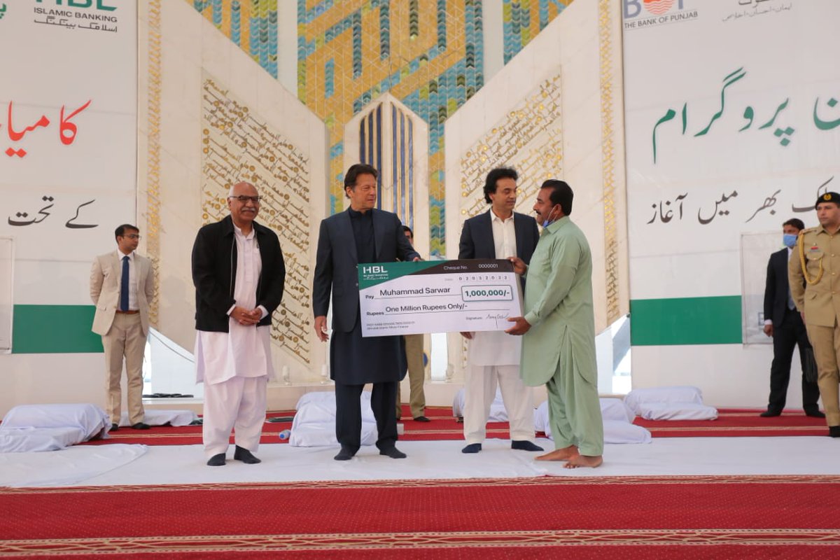 DrAmjadsaqib1's tweet image. Historic day at Faisal Mosque Islamabad. 7000 people, Alhamdulillah, got interest free loans from #PrimeMinister under Kamyab Pakistan Program. Abolishing riba, following Mawakhat &amp;amp;  emulating spirit of Riasat a Madina are the only solution for #poverty alleviation.