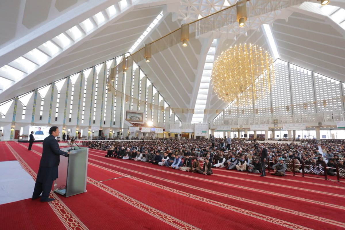 DrAmjadsaqib1's tweet image. Historic day at Faisal Mosque Islamabad. 7000 people, Alhamdulillah, got interest free loans from #PrimeMinister under Kamyab Pakistan Program. Abolishing riba, following Mawakhat &amp;amp;  emulating spirit of Riasat a Madina are the only solution for #poverty alleviation.