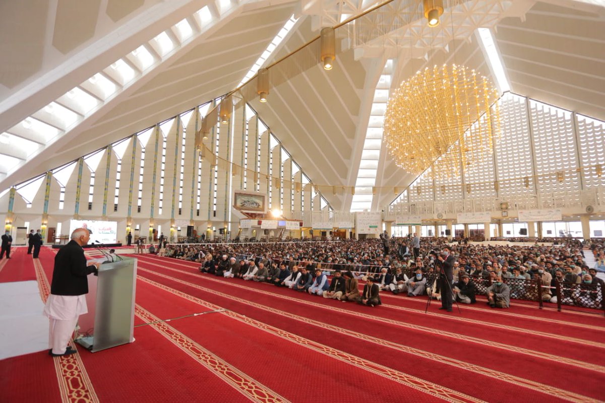 DrAmjadsaqib1's tweet image. Historic day at Faisal Mosque Islamabad. 7000 people, Alhamdulillah, got interest free loans from #PrimeMinister under Kamyab Pakistan Program. Abolishing riba, following Mawakhat &amp;amp;  emulating spirit of Riasat a Madina are the only solution for #poverty alleviation.