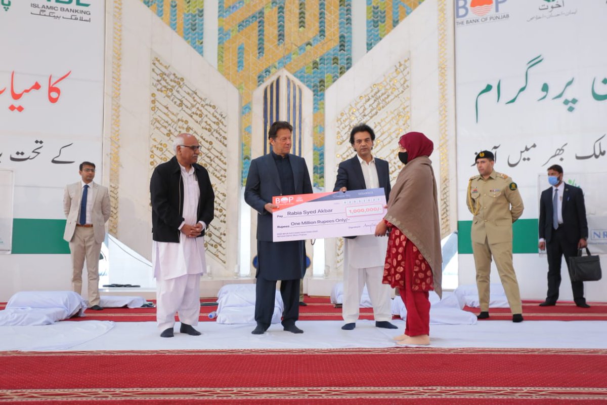 DrAmjadsaqib1's tweet image. Historic day at Faisal Mosque Islamabad. 7000 people, Alhamdulillah, got interest free loans from #PrimeMinister under Kamyab Pakistan Program. Abolishing riba, following Mawakhat &amp;amp;  emulating spirit of Riasat a Madina are the only solution for #poverty alleviation.