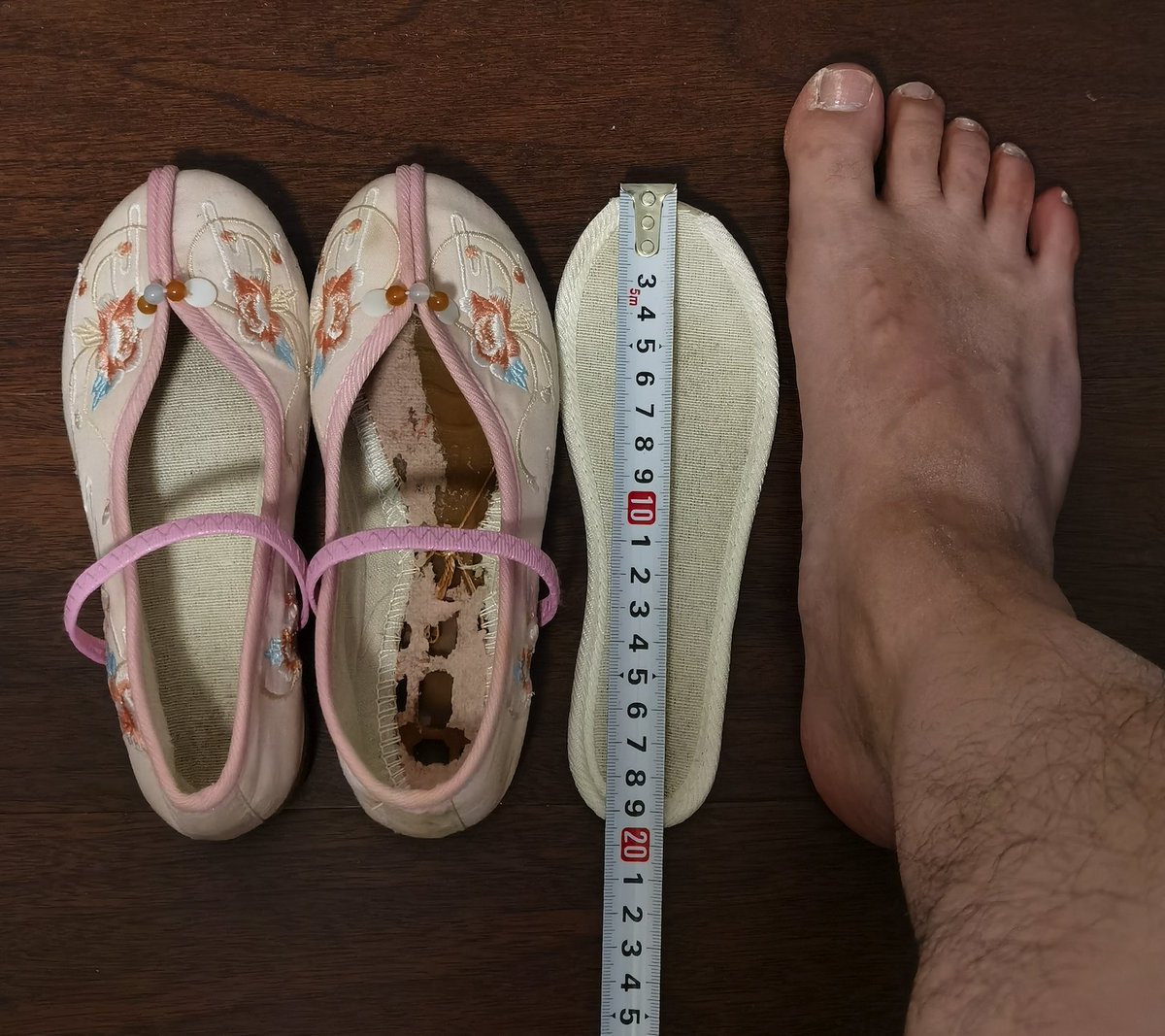 Lish2420's tweet photo. 最后这双是大小差的最多的，鞋子还没有我脚掌长呢，就算把脚指头全砍了也穿不下啊… #扫楼 #变装 #小女孩鞋 #萝��鞋 #挤脚 #穿小鞋 #毁鞋 https://t.co/9o8bMgVN5E