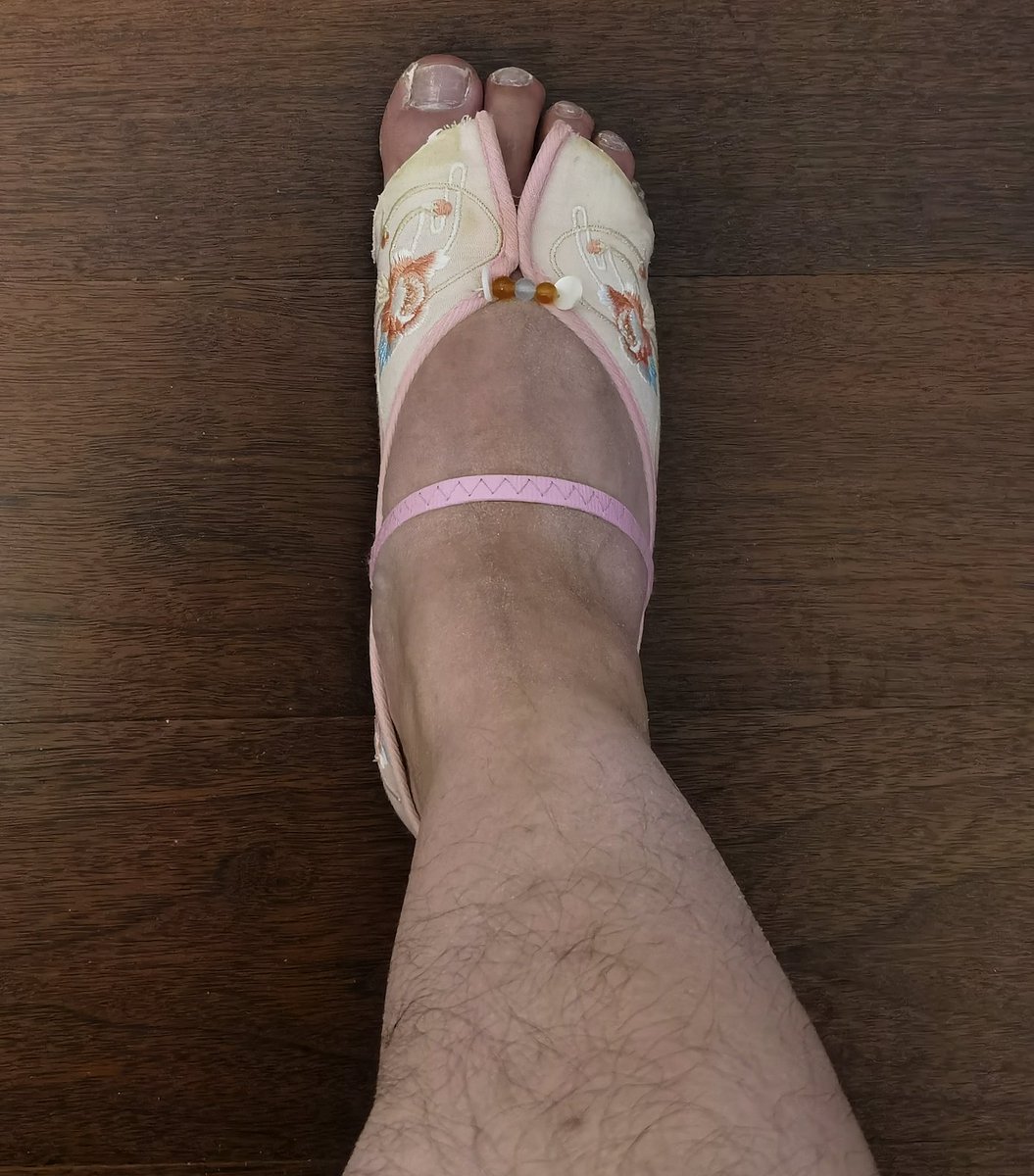 Lish2420's tweet photo. 即使把前面剪开穿着也并不轻松，很紧、很勒，毕竟是还不到20cm长的小鞋子… #扫楼 #变装 #小女孩鞋 #萝莉鞋 #挤脚 #穿小鞋 #毁鞋 https://t.co/dOL0RbZnUm