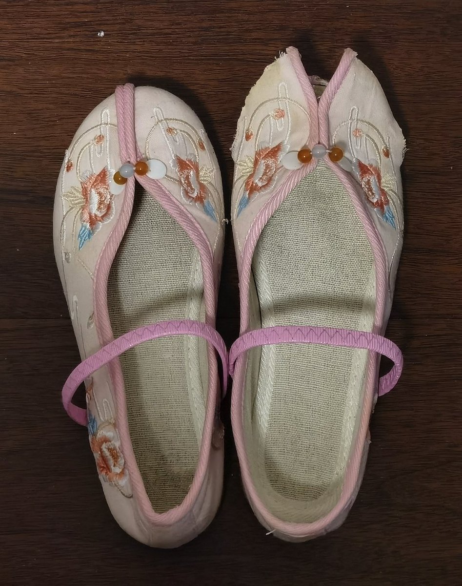 Lish2420's tweet photo. 即使把前面剪开穿着也并不轻松，很紧、很勒，毕竟是还不到20cm长的小鞋子… #扫楼 #变装 #小女孩鞋 #萝莉鞋 #挤脚 #穿小鞋 #毁鞋 https://t.co/dOL0RbZnUm