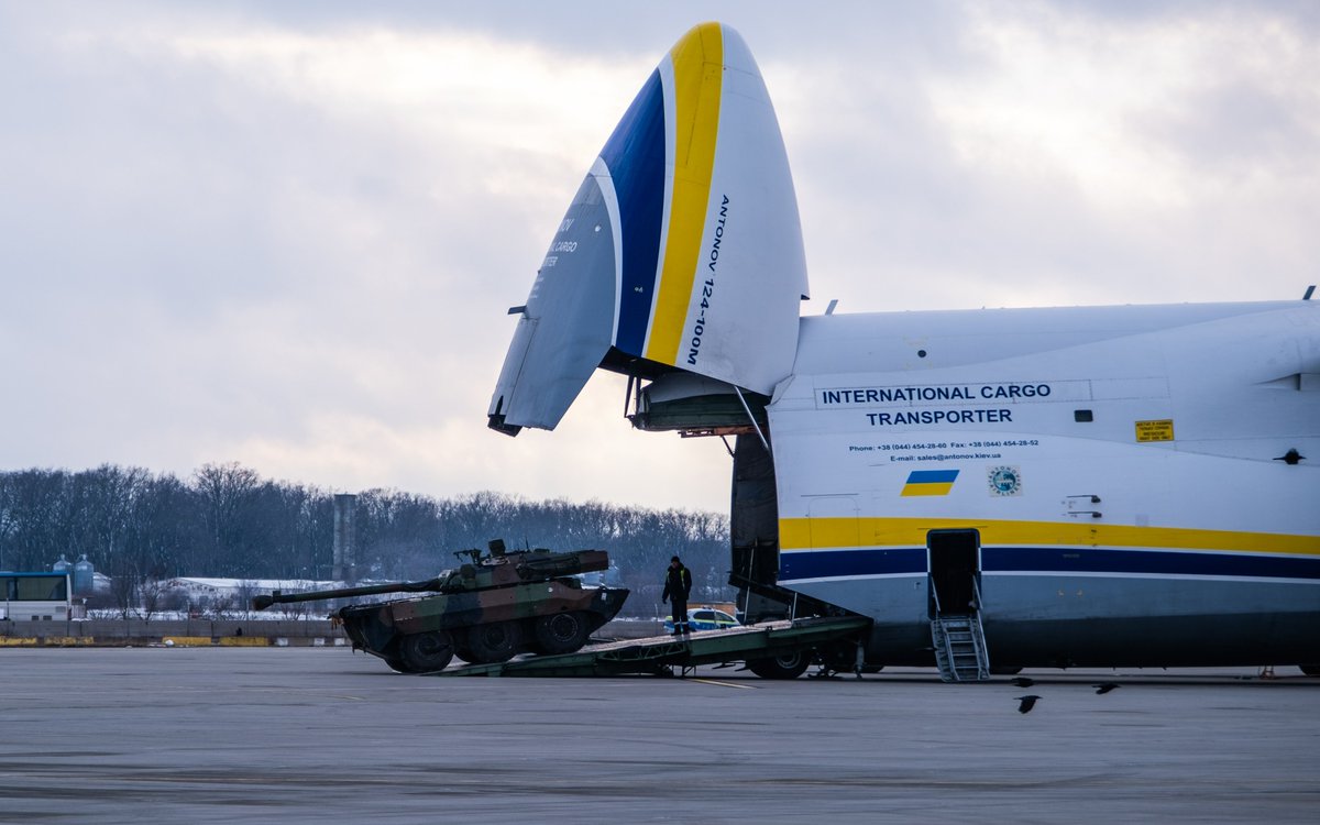 top_force's tweet photo. Tout un symbole Antonov AN-124 Ukrainien qui débarque l'AMX10RCR en Roumanie. https://t.co/4JV76zaQYL