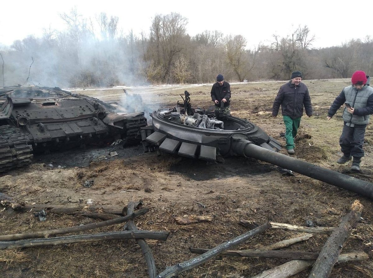 Кадры подбитой техники. Подбитый российский танк. Сгоревший российский танк.