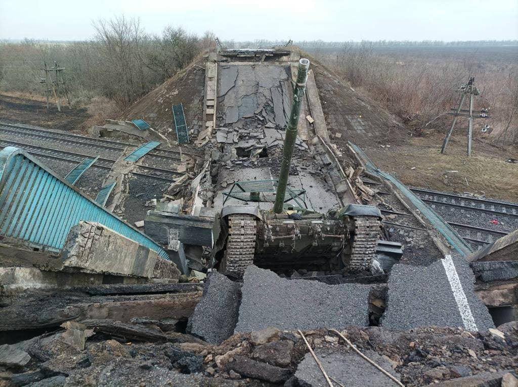 Osinttechnical's tweet photo. Mykolaiv city, bridge dropped with a Russian T-72 still on it https://t.co/BgNt8FDzTC