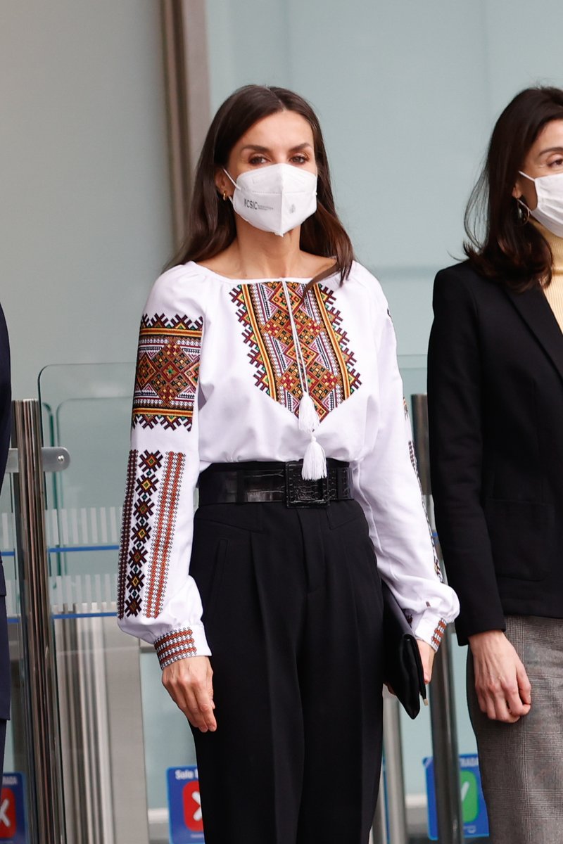 VogueSpain's tweet photo. Este es el mensaje que lanza la reina Letizia con su camisa bordada https://t.co/zpvKmrErlq https://t.co/fVNvIrJGLO