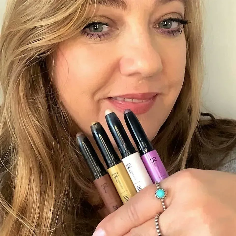 BacktoyouBeauty's tweet photo. IT Cosmetics Launch Superhero no tug Shadow Sticks - Review Here : https://t.co/TLopCgY7LJ @Itcosmetics  #eyeshadowsticks #newinmakeup #beautybloggers #rt https://t.co/YCR7rZq0zh