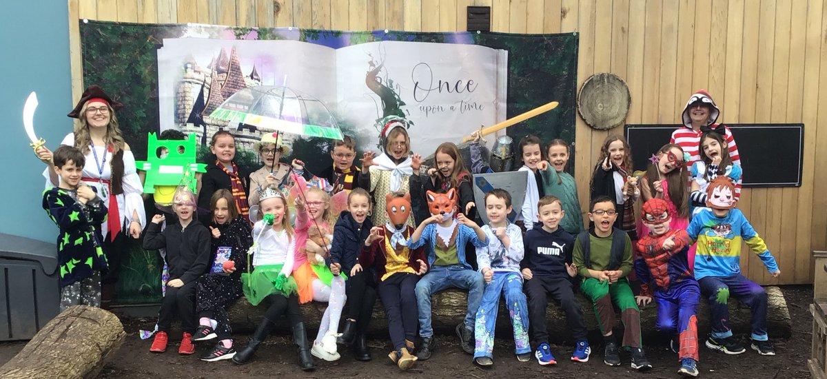 Happy #WorldBookDay from Owls! We have had a fantastic day doing word searches, learning and performing poetry and watching <a href="/MichaelRosenYes/">Michael Rosen 💙💙🎓🎓 NICE 爷爷</a> <a href="/JohnTaylorMAT/">John Taylor MAT</a>