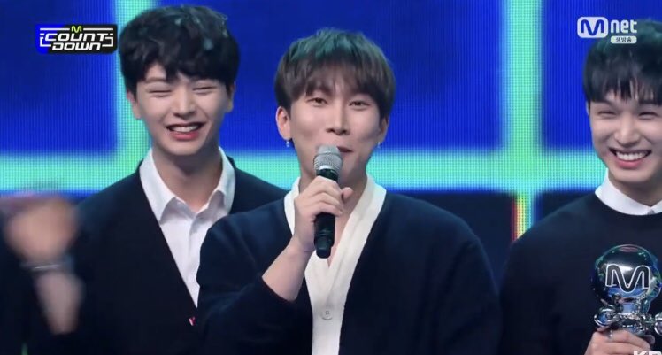 keitadj3's tweet photo. #BTOB  Mカ1位

1位スピーチでSTAYCのRun2Uを歌い、STAYCから感謝されるリーダー兼メインボーカルのウングァンさん、最高だった。しかし歌詞を間違えてしまう
https://t.co/pbzvA7IzWJ
#TheSong2ndWin https://t.co/cbJKb5NEVB